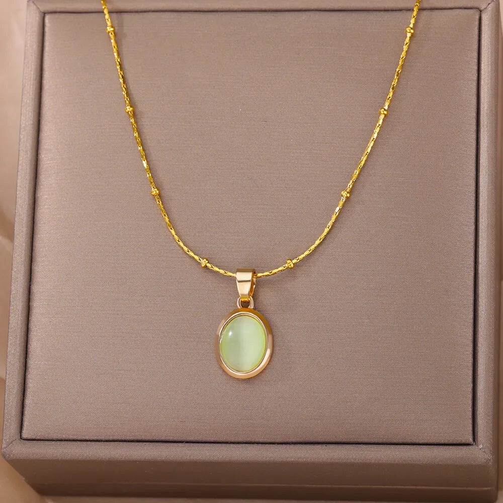 NECKLACE WITH OVAL PENDANT STONE