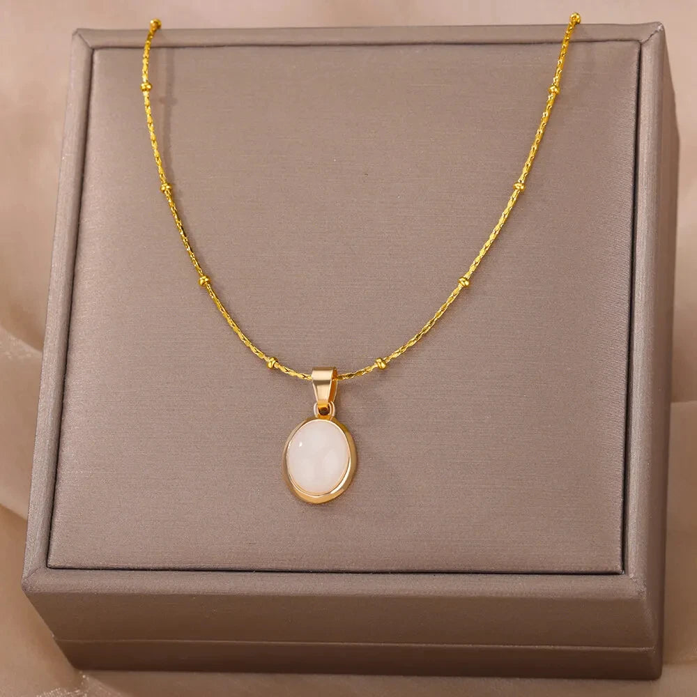 NECKLACE WITH OVAL PENDANT STONE