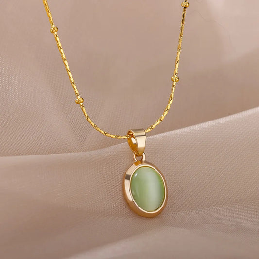 NECKLACE WITH OVAL PENDANT STONE