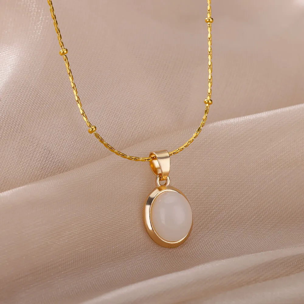 NECKLACE WITH OVAL PENDANT STONE