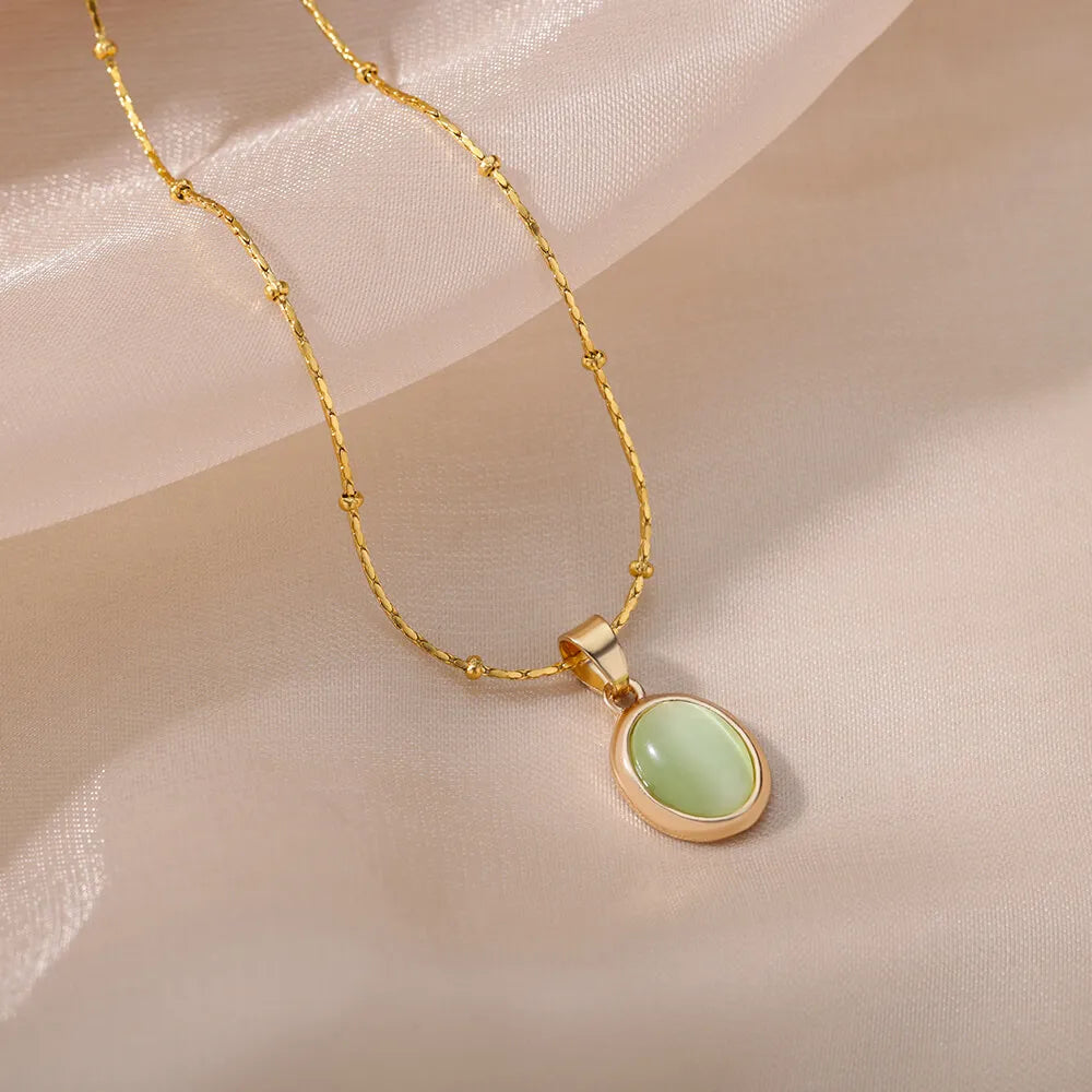 NECKLACE WITH OVAL PENDANT STONE