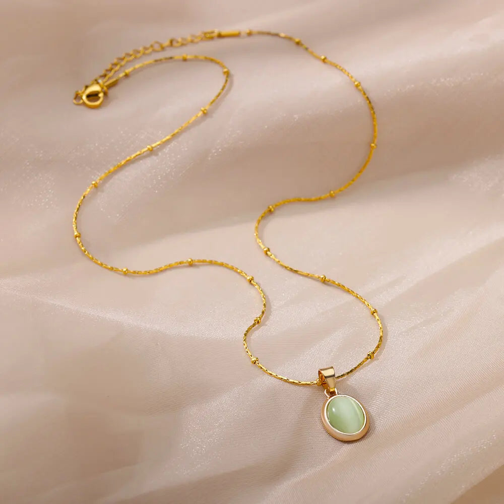 NECKLACE WITH OVAL PENDANT STONE