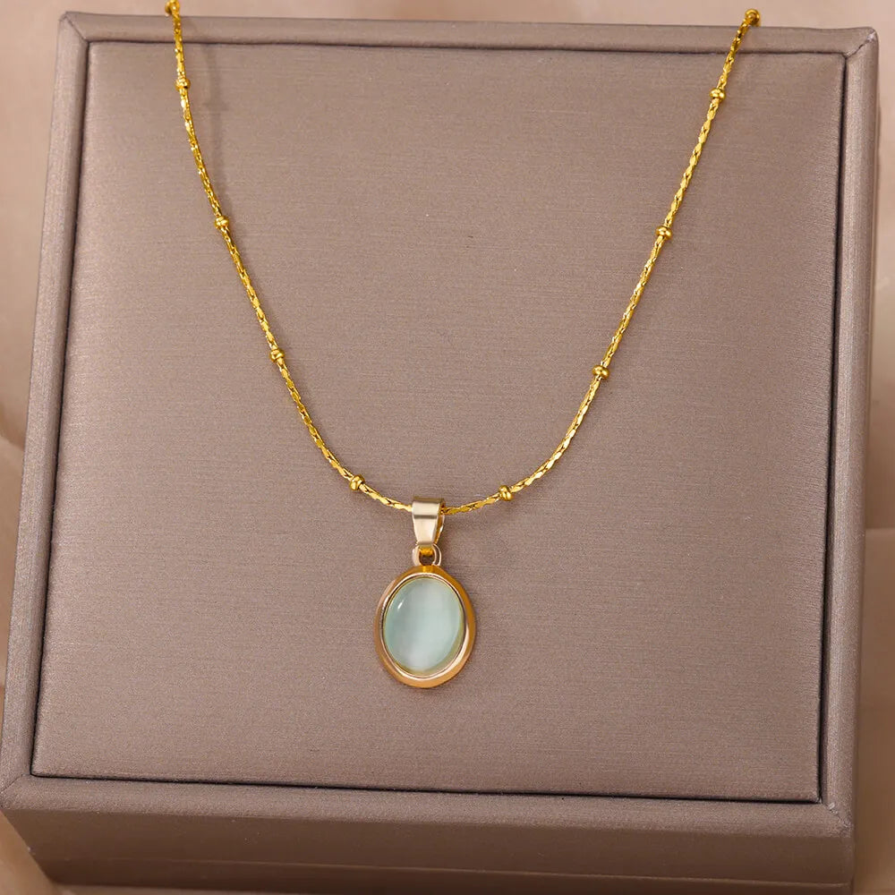 NECKLACE WITH OVAL PENDANT STONE