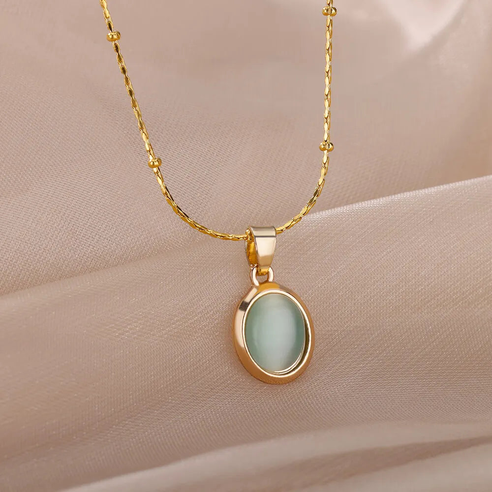 NECKLACE WITH OVAL PENDANT STONE